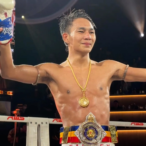 Mungkornlek Defeats Narak to Win Rajadamnern Featherweight Title